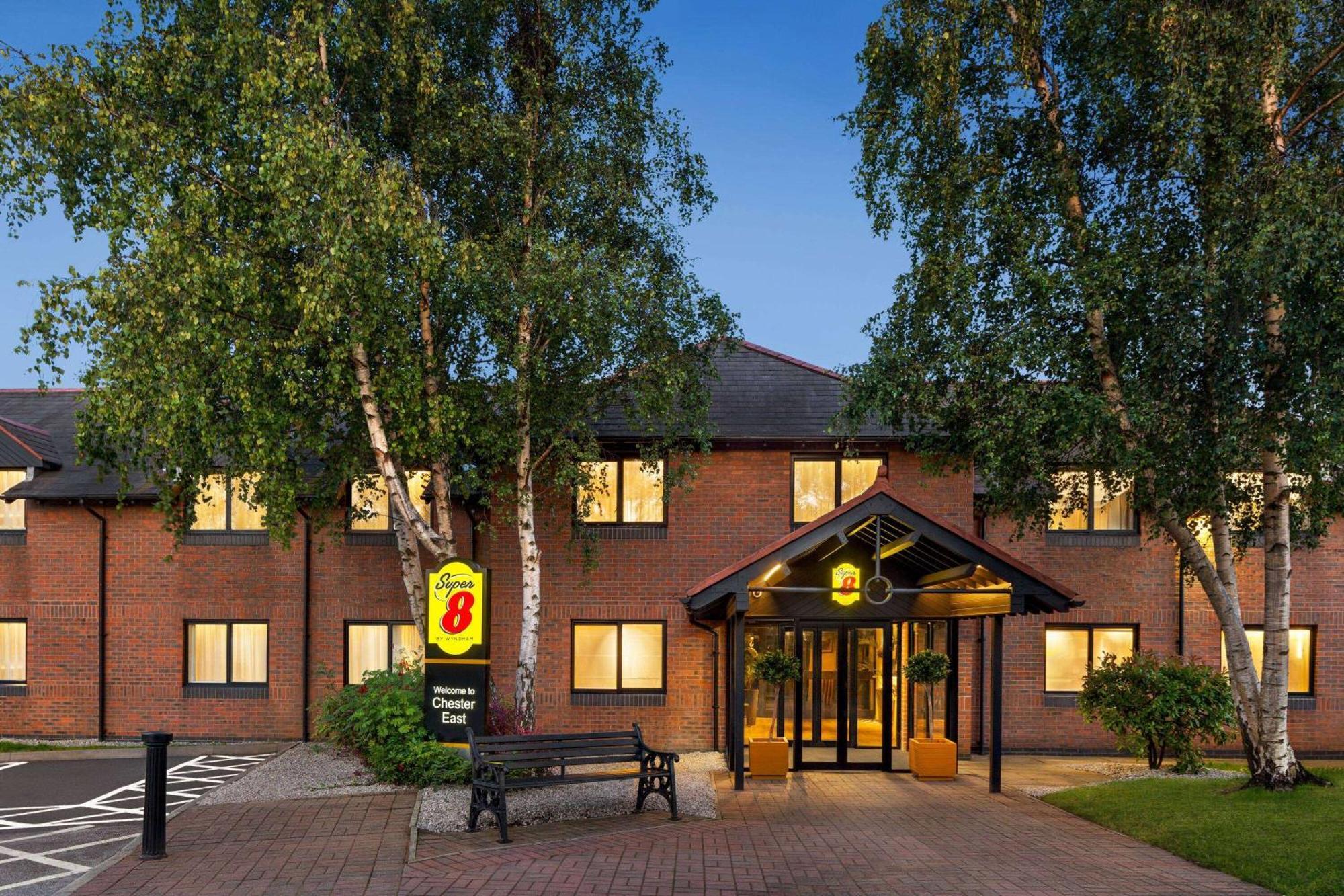 Super 8 By Wyndham Chester East Exteriér fotografie
